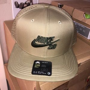 Nike SB TRUCKER Snapback Hat Cap Perforated 629243-209 Neutral Olive/Sequoia